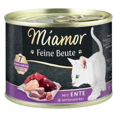 Miamor Feine Beute -kissanruokapurkki, teksti: 7 Sieben Sorten Fleisch & Innereien, mit Ente, getreidefrei. Kuvassa valkoinen kissa ja erilaisia lihapaloja. Tekstit saksaksi.