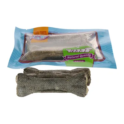 Дъвчащи кокали за кучета Braaaf Natural Quality, опаковка с видим етикет и два кокала извън опаковката. Видима текстура на рибена кожа.