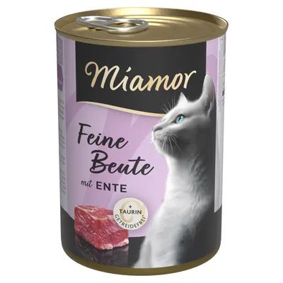 Miamor Feine Beute mit Ente, getreidefrei, mit Taurin. Abgebildet: Weisser Katze und Fleischstück auf der Dose.