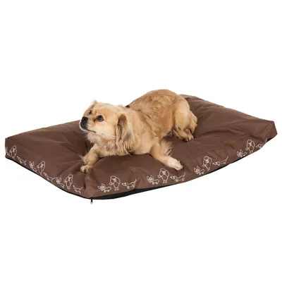 Brązowe legowisko z tkaniny, na którym leży mały pies. Na bokach widoczne białe kontury psów i kości.