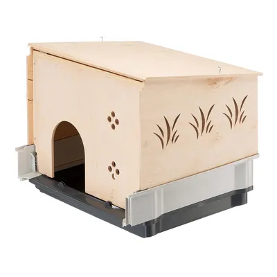 Fa kisállatház műanyag aljjal, oldalsó szellőzőnyílásokkal és fű mintás kivágásokkal. Elöl ívelt bejárat és kör alakú lyukak láthatók.