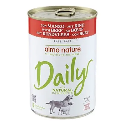 Blik almo nature Daily hondenvoer, met rundvlees. Tekst: 'all profits to the planet', 'with natural ingredients', 'adult dog', 'grain free recipe'. Afbeelding van twee honden op het etiket.