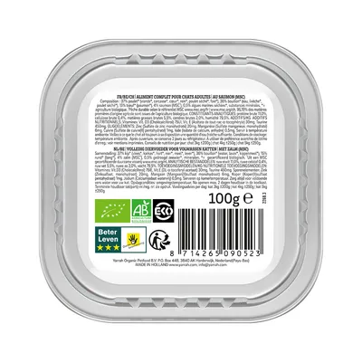 Yarrah kattenvoer met zalm, 100g. Zichtbare keurmerken: EU-biologisch, AB, ECO, Beter Leven 3 sterren. Voedingsinformatie en ingrediënten in meerdere talen op de verpakking.