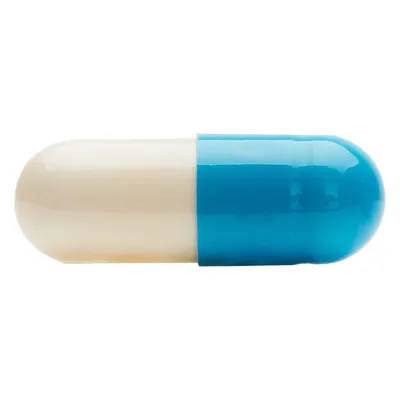 Kapsel mit weisser und blauer Hälfte, möglicherweise ein Nahrungsergänzungsmittel oder Medikament. Keine weiteren Informationen sichtbar.