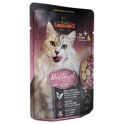 LEONARDO Cat Food, Geflügel + Ei, 85 g. Tekst: Mit Lachsöl, Hoher Gehalt an Fleisch & Innereien, Rezeptur ohne Getreide, Ohne Zusatz von Zucker, Made in Germany. Billede af kat og foder.