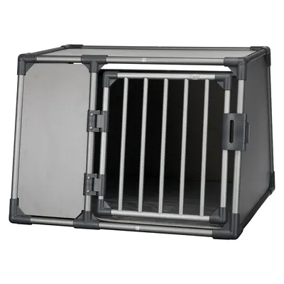 Transportbox van metaal met traliedeur en afgeschuinde zijkanten, deur aan de voorkant, binnenruimte leeg. Transportbox van metaal met traliedeur en afgeschuinde zijkanten, deur aan de voorkant, binnenruimte leeg.