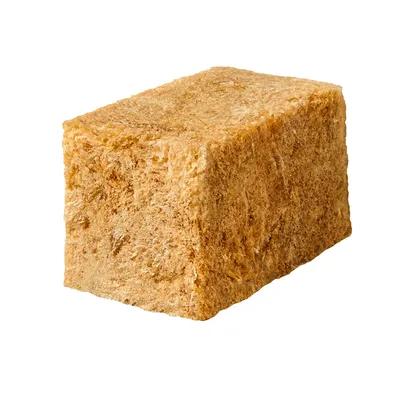 Een rechthoekig blok van geperst natuurmateriaal, beige kleur, geschikt als kauwproduct of snack voor huisdieren.