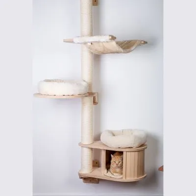 Tiragraffi da parete in legno chiaro con tre letti imbottiti color crema, amaca e cuccia inferiore occupata da un gatto arancione.