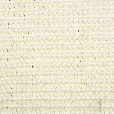 Детайл на светъл тъкан текстил, показващ структурата и плетката на материала.