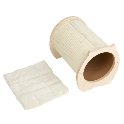 Цилиндрична котешка къща от дърво с външна повърхност от светъл текстил и отделна мека подложка до нея. Видими материали: дърво, плат.