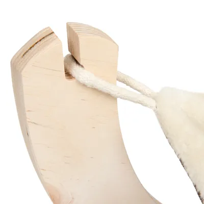 Dettaglio di una struttura in legno con corda tesa e tessuto morbido, probabilmente parte di un accessorio per pet.
