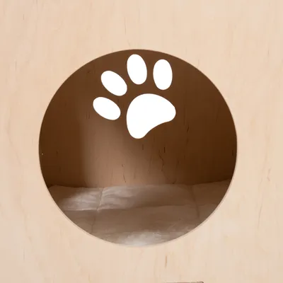 Dřevěná box s oválným vchodem a vyřezaným motivem tlapky, uvnitř polstrovaná bílou látkou.