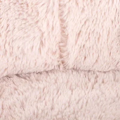 Gros plan sur une surface en tissu peluche beige, texture douce et épaisse visible. Aucun autre élément ou texte n’apparaît.