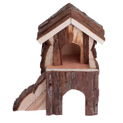 Maison à deux niveaux en bois naturel avec écorce, deux ouvertures en arc, rampe latérale visible. Aucun texte ou marque apparente.