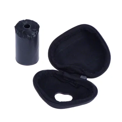 Rouleau de sacs noirs en plastique et pochette noire ouverte avec fermeture éclair, trou rond visible sur la pochette. Aucun texte ou marque visible.
