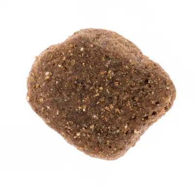 Enkele bruine, onregelmatig gevormde brok of snack met grove structuur, zonder zichtbare merknaam of verpakking.