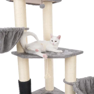 Arbre à chat gris avec plateformes, paniers en tissu et poteaux recouverts de sisal, chat blanc allongé sur une plateforme centrale.