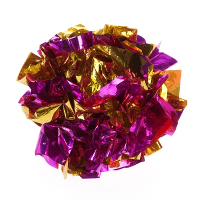 Boll av glänsande, skrynklig folie i guld- och rosa nyanser.