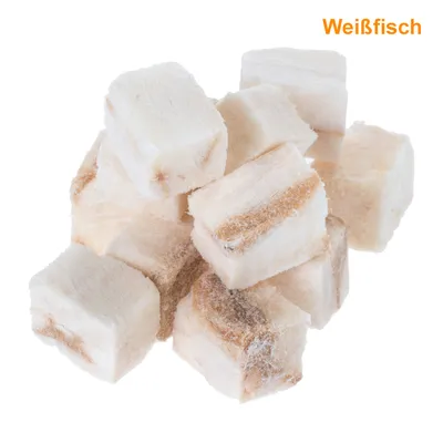 Кубики сушёной рыбы, светлого цвета с коричневыми прожилками. Видна надпись на немецком языке: Weißfisch.
