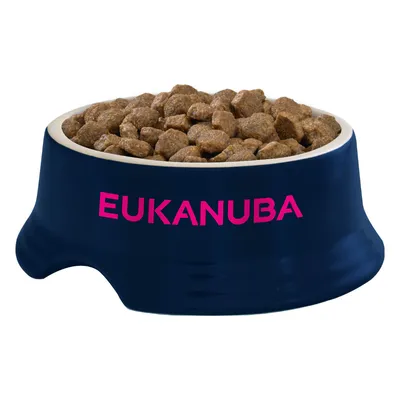 Eukanuba sucha karma w niebieskiej misce z logo Eukanuba.