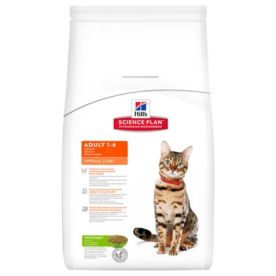 Hill's Science Plan Adult 1-6 Optimal Care con conejo. Imagen de un gato atigrado junto al pienso. Texto visible en inglés sobre beneficios y composición.