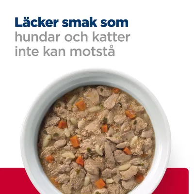 Text: Läcker smak som hundar och katter inte kan motstå. Bild på en vit skål med våtfoder innehållande köttbitar, morötter och ris i sås.
