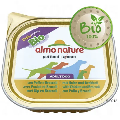 almo nature Daily menu Bio, ADULT DOG, avec Poulet et Brocoli, 100 % Bio, pet food + amore. Texte multilingue visible sur l’emballage.