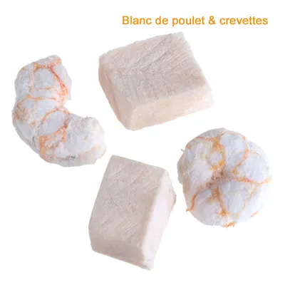 Morceaux de friandises lyophilisées, formes variées, avec texte visible : Blanc de poulet & crevettes.