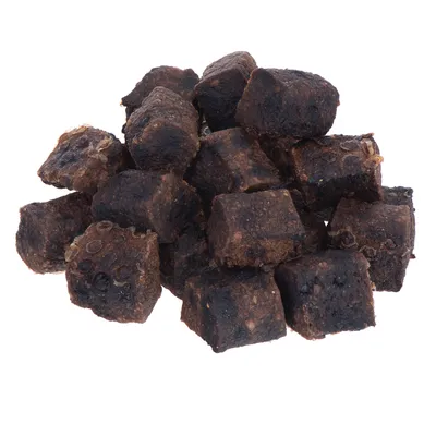 Morceaux cubiques de friandises brunes pour animaux, empilés sur fond blanc. Aucun emballage ou texte visible.