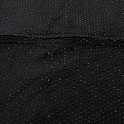 Nahaufnahme eines schwarzen, rutschfesten Materials mit kleinen Noppen für besseren Halt.