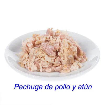 Plato blanco con pechuga de pollo y atún desmenuzados. Texto visible: Pechuga de pollo y atún.