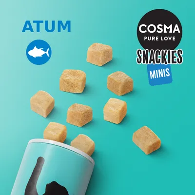 Cosma Pure Love Snackies Minis, atum. Cubos de snack a sair de uma embalagem azul com silhueta de gato. Texto visível: ATUM, COSMA PURE LOVE, SNACKIES MINIS.