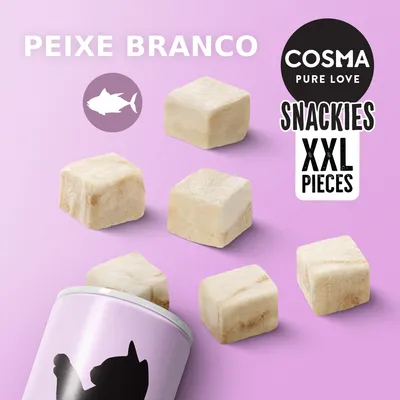 Cosma Pure Love Snackies XXL Pieces, peixe branco. Cubos de snack liofilizado junto a embalagem com silhueta de gato preta em fundo lilás.