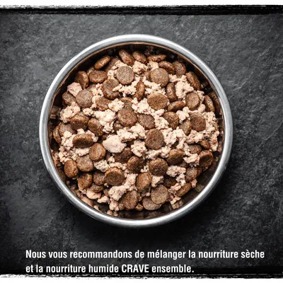 Texte en bas : Nous vous recommandons de mélanger la nourriture sèche et la nourriture humide CRAVE ensemble.