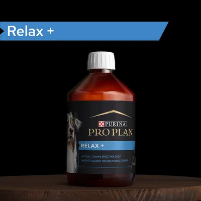 Botella de suplemento Purina Pro Plan Relax +. Texto visible: 'Natural calming effect for dogs / Un effet calmant naturel pour les chiens'. Etiqueta azul y negra.