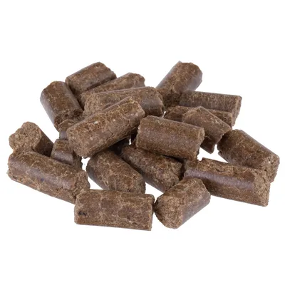 Braune, zylindrische Leckerli-Stücke aus gepresstem Material, geeignet für Haustiere. Produktabbildung zeigt die Form und Textur der Snacks.
