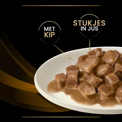 Bord met stukjes in jus, tekst: 'met kip', 'stukjes in jus'.