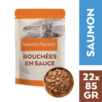 Nature’s Variety Bouchées en Sauce pour chat, saveur saumon, lot de 22 sachets de 85 g. Photo du produit et aperçu des bouchées en sauce dans une coupelle.