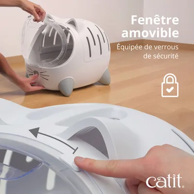 Trappe de fenêtre amovible avec verrou de sécurité sur une maison pour chat blanche, vue détaillée du mécanisme de verrouillage. Marque : catit.