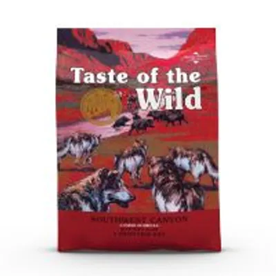 Confezione di crocchette per cani Taste of the Wild, testo visibile: SOUTHWEST CANYON CANINE FORMULA WITH BEEF IN GRAVY. Immagine di lupi su sfondo canyon.