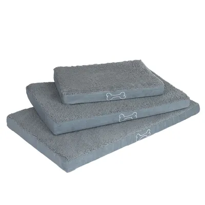 Tři šedé obdélníkové pelíšky z textilu v různých velikostech, každý s bílým motivem kosti na boku.