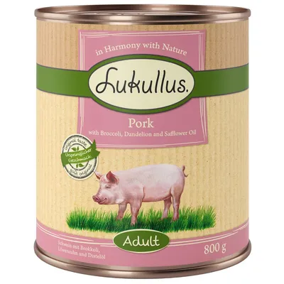 Lukullus Pork with Broccoli, Dandelion and Safflower Oil, Adult, 800 g. Schwein mit Brokkoli, Löwenzahn und Distelöl. Okrągła puszka z ilustracją świni na trawie.