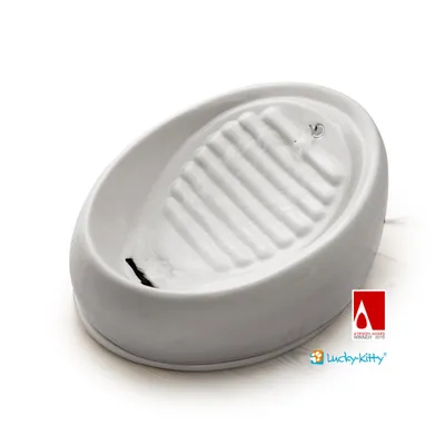 Fonte de água em cerâmica branca com superfície ondulada, marca Lucky-Kitty visível e selo de prémio Design Award Winner 2016.