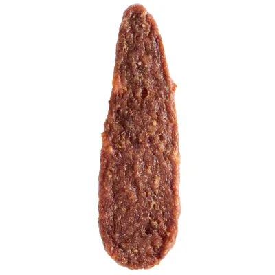 Um snack para cão castanho, alongado, com textura carnuda.