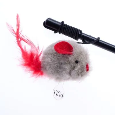 Spielangel mit grauer Plüschmaus, roten Filzohren und rotem Feder-Schwanz. Anhänger mit der Aufschrift 'PULL' sichtbar.