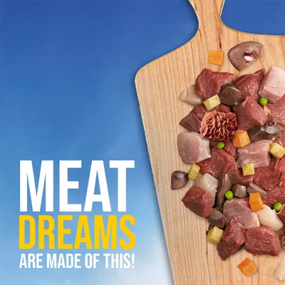 Texto en inglés: MEAT DREAMS ARE MADE OF THIS! Trozos de carne y verduras sobre una tabla de madera.