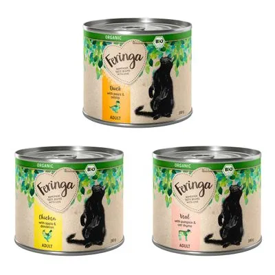 Trois boîtes Feringa Organic pour chat adulte : canard avec poire et avoine, poulet avec pomme et pissenlit, veau avec potiron et cataire. Texte visible : BIO, 200 g.