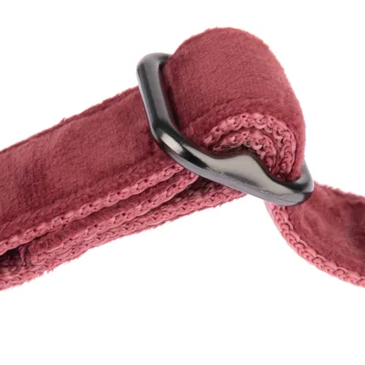 Närbild av ett rosa halsband med mjuk textur och en svart metallring.