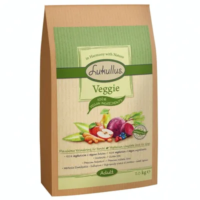 Опаковка Lukullus Veggie, 100% vegan ingredients, Adult, 10 kg. Видими зеленчуци и плодове на етикета. Текст на английски и немски език.