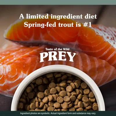 Teksti englanniksi: A limited ingredient diet. Spring-fed trout is #1. Taste of the Wild PREY. Taustalla lohifileitä ja kulhossa ruskeaa kuivaruokaa.